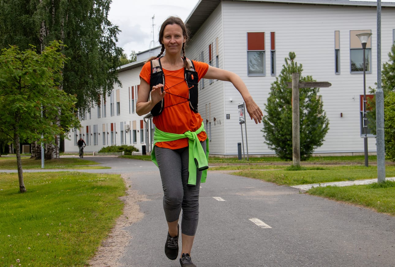 – Olen itse suunnitellut matkan aikana käytettävän tanssitekniikan. Se on maantiekelpoista kilpatanssiaskelta. Tekniikkaa olen harjoitellut paljon, eteneminen on matalasykkeistä ja taloudellista, tanssija Sanna Hento sanoo.