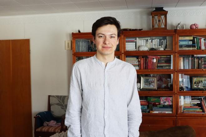 Ranskalainen Hugo Fournier tuli Jurvan lukioon rotaryvaihtoon vuonna 2014. Hän vieraili nyt vaihto-oppilasvuoden jälkeen neljättä kertaa Jurvassa. KUVA: HENNA NEVALA
