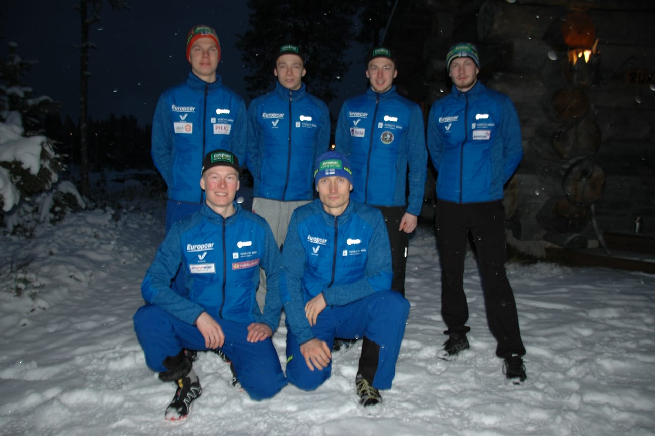 Suomen yhdistetyn joukkueen urakka Ruka Nordicissa alkoi torstai-illan varakisassa. Kuvassa Arttu Mäkiaho (ylh.vas), Eero Hirvonen, Ilkka Herola, Matti Herola, Leevi Mutru (alh.vas.) ja Hannu Manninen Rukan leirillä viime viikolla.