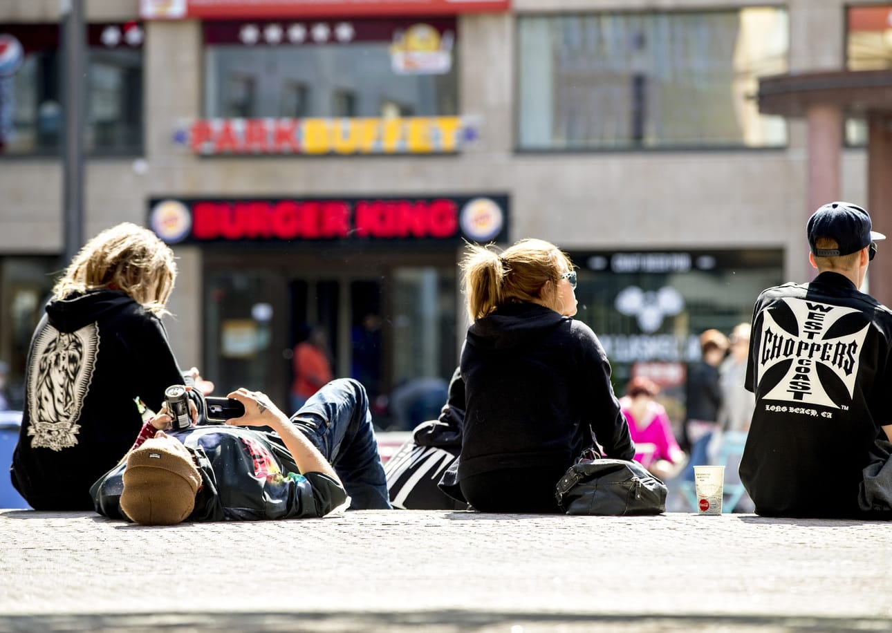 Viikonlopuksi lämpenevän sään ottaa ilolla vastaan ravintolayrittäjät ja torikävijät.