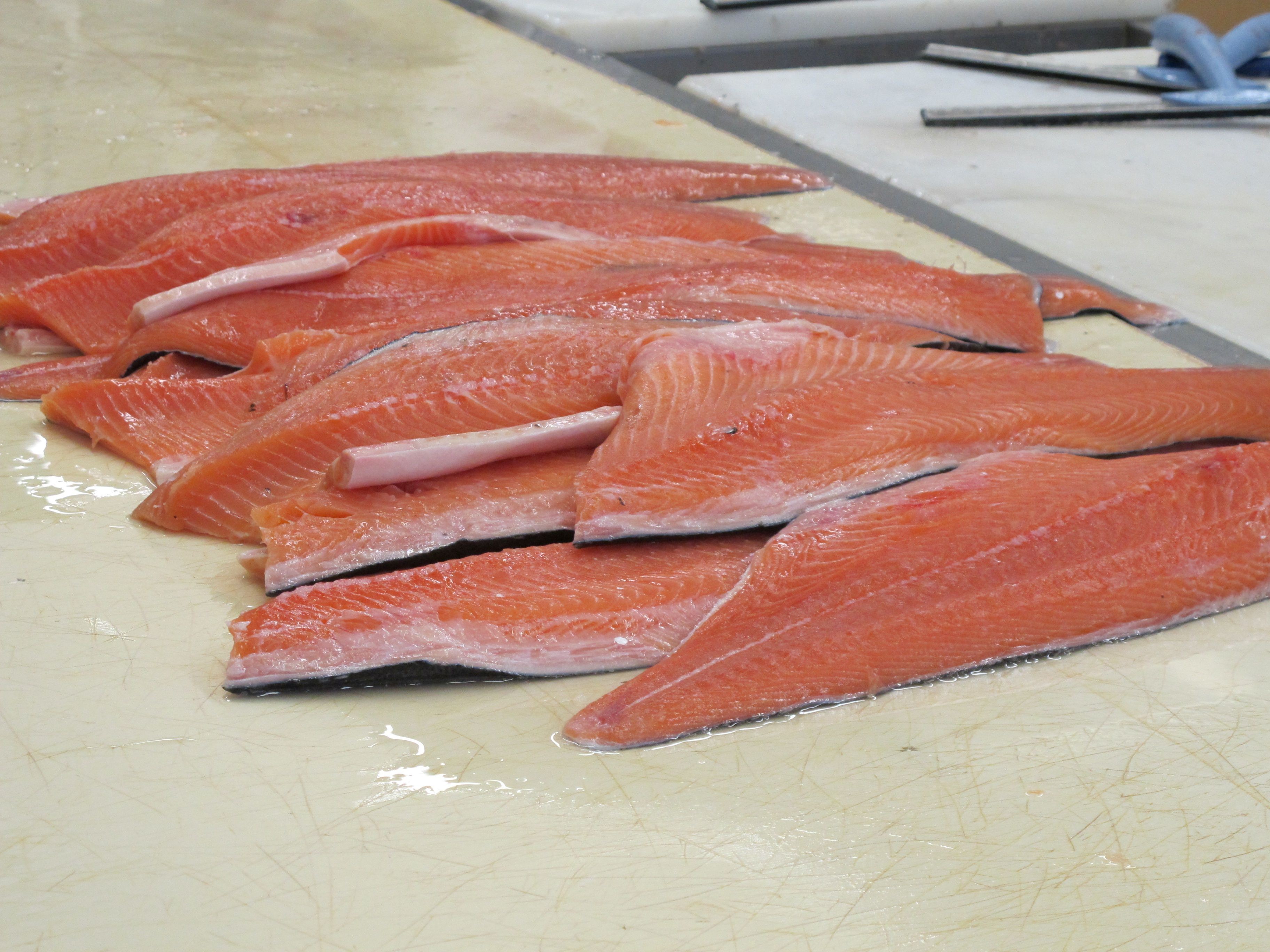 Aikoinaan norjalaisesta lohesta ei tarvinnut maksaa polkumyyntitullia, jos hinta oli riittävän korkea. Tällä hetkellä polkumyyntitullia ei peritä ollenkaan.