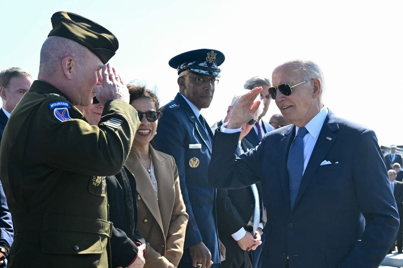 Torstaina Yhdysvaltain presidentti Joe Biden osallistui monen muun valtionjohtajan rinnalla Normandian maihinnousun 80-vuotisjuhlallisuuksiin. LEHTIKUVA/AFP