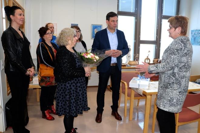 Sivistystoimen delegaatio onnitteli eläkkeelle jäävä Tarja Kyrönlahtea sivistysjohtaja Esa Kauniston johdolla. KUVA: SAILA COLLANDER