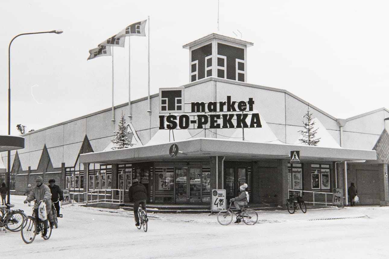 Palokunnankatu johti T-Market Iso-Pekan ja aiemmin Sokoksen nimeä kantaneen nykyisen Prisman ohi.