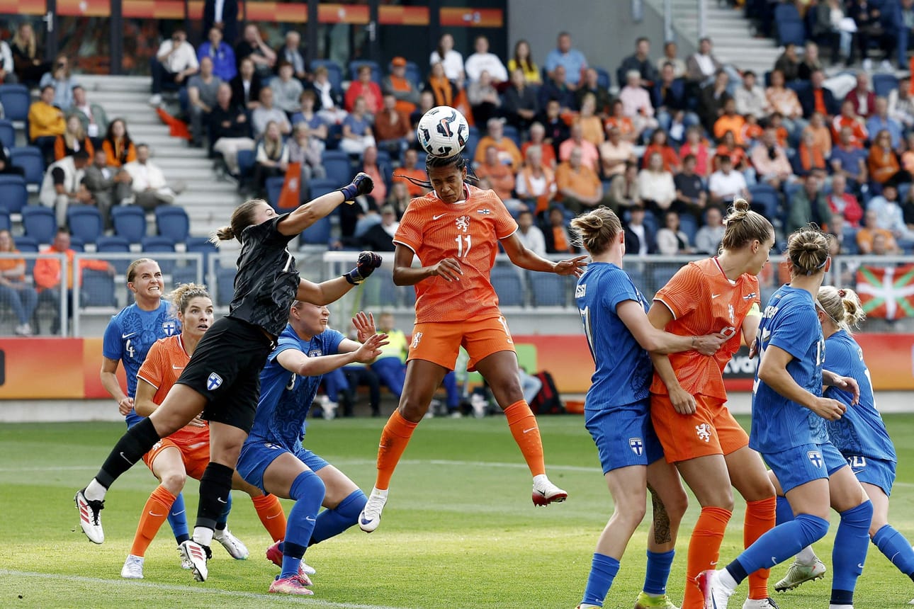 Hollanti voitti kotiyleisönsä edessä Suomen 2–1. LEHTIKUVA / AFP / ROBIN VAN LONKHUIJSEN