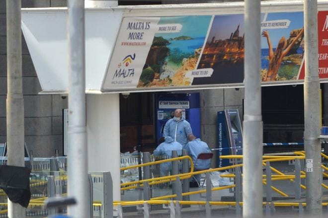 Manchesterin pommi-iskun tekijän uskotaan kuljettaneen räjähteensä konserttipaikalle matkalaukussa. Pommin rakenteesta ei ole vielä tarkkaa tietoa, mutta siinä käytetyt ruuvit ja mutterit tekivät räjähdyksestä entistä tappavamman. KUVA: LEHTIKUVA / BEN STANSALL