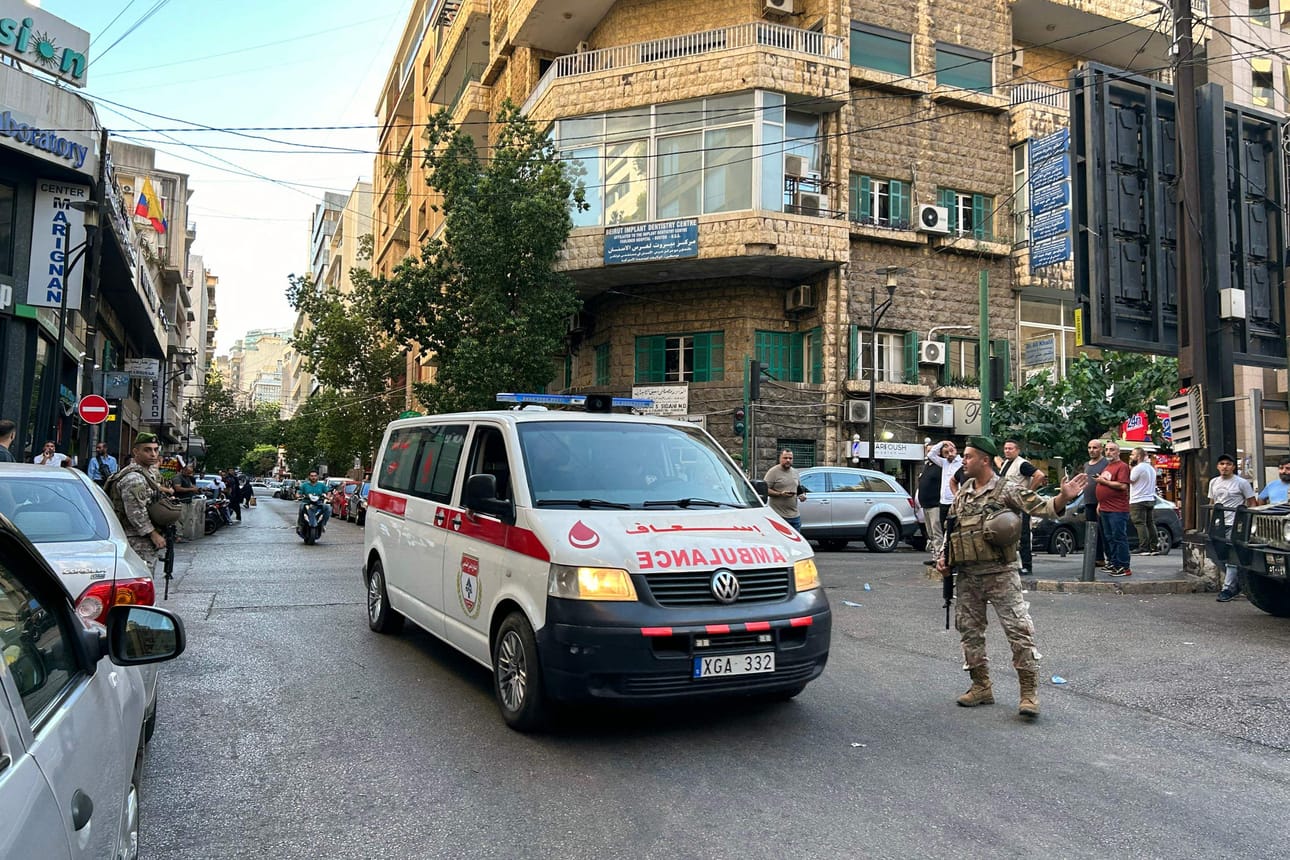 Ambulanssi kiidätti ihmisiä sairaalaan tiistaina Libanonin pääkaupungissa Beirutissa sen jälkeen, kun hakulaiteräjähdyksissä loukkaantui noin 2 800 ihmistä. LEHTIKUVA/AFP
