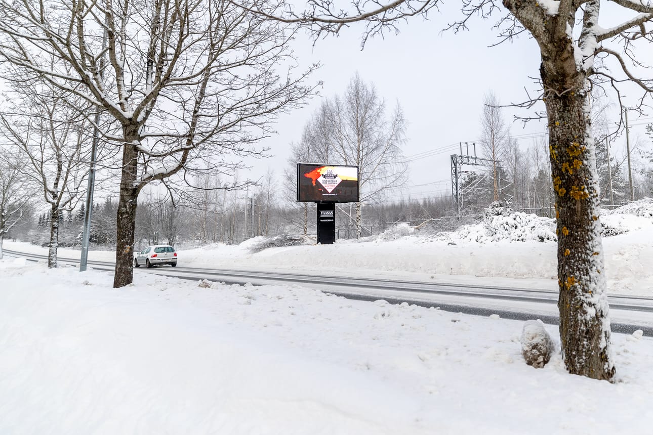Ratakadun mainospaikasta tehtiin 109 huutoa. Vuosivuokra nousi 15 350 euroon.