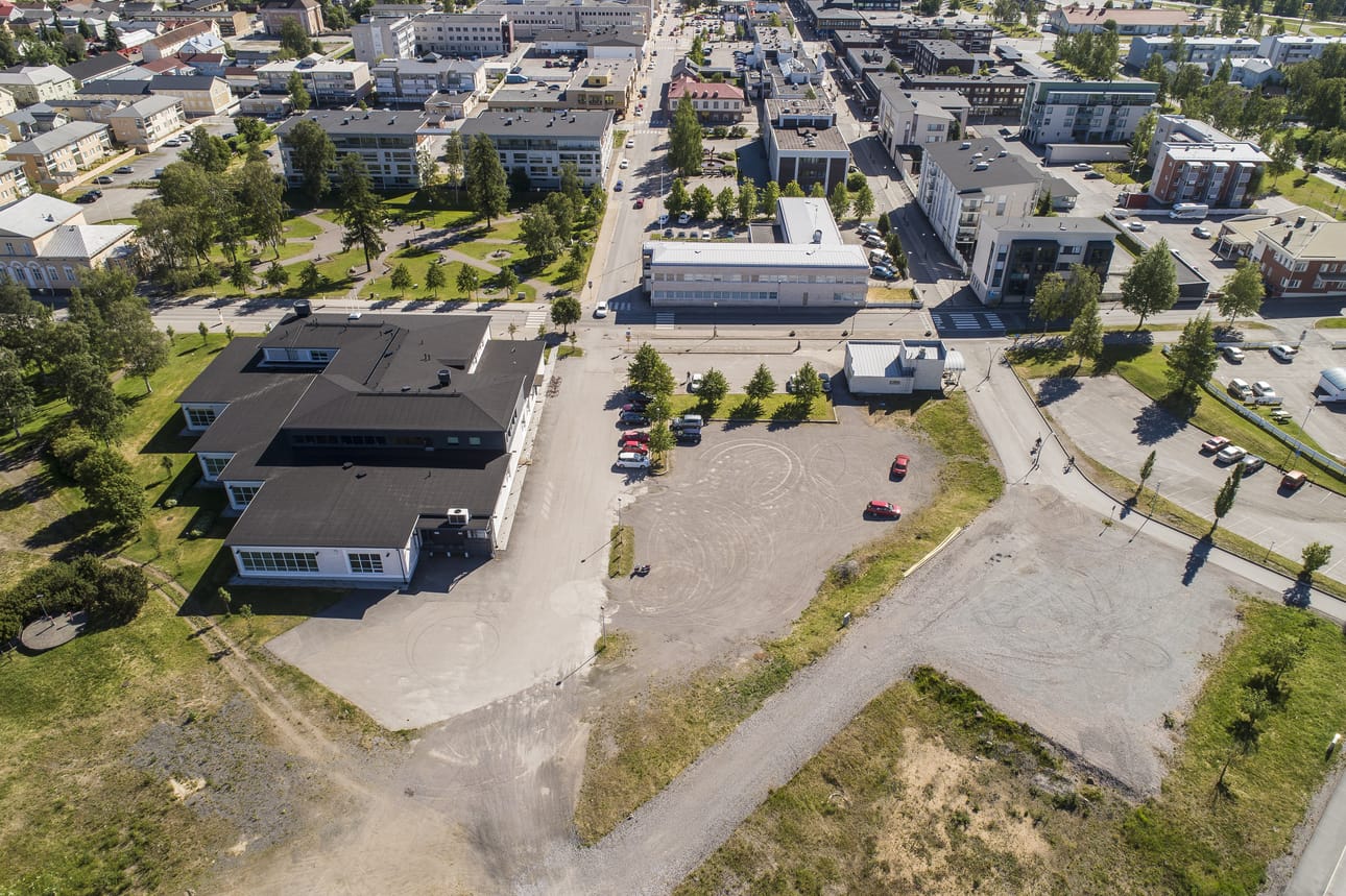 Rakennus MiiRan varaama tontti sijaitsee Raahen pääkirjaston naapurissa osoitteessa Rantakatu 49.