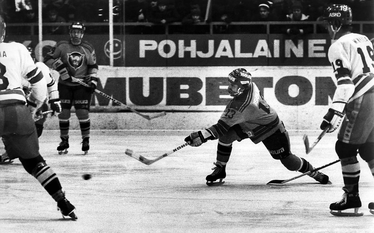 Markku Perkkiö oli 1970-luvun lopulla nostamassa Oulun Kärppiä SM-liigaan. Perkkiön laukaisua ihastelee taustalla ketjukaveri Hannu Aravirta.