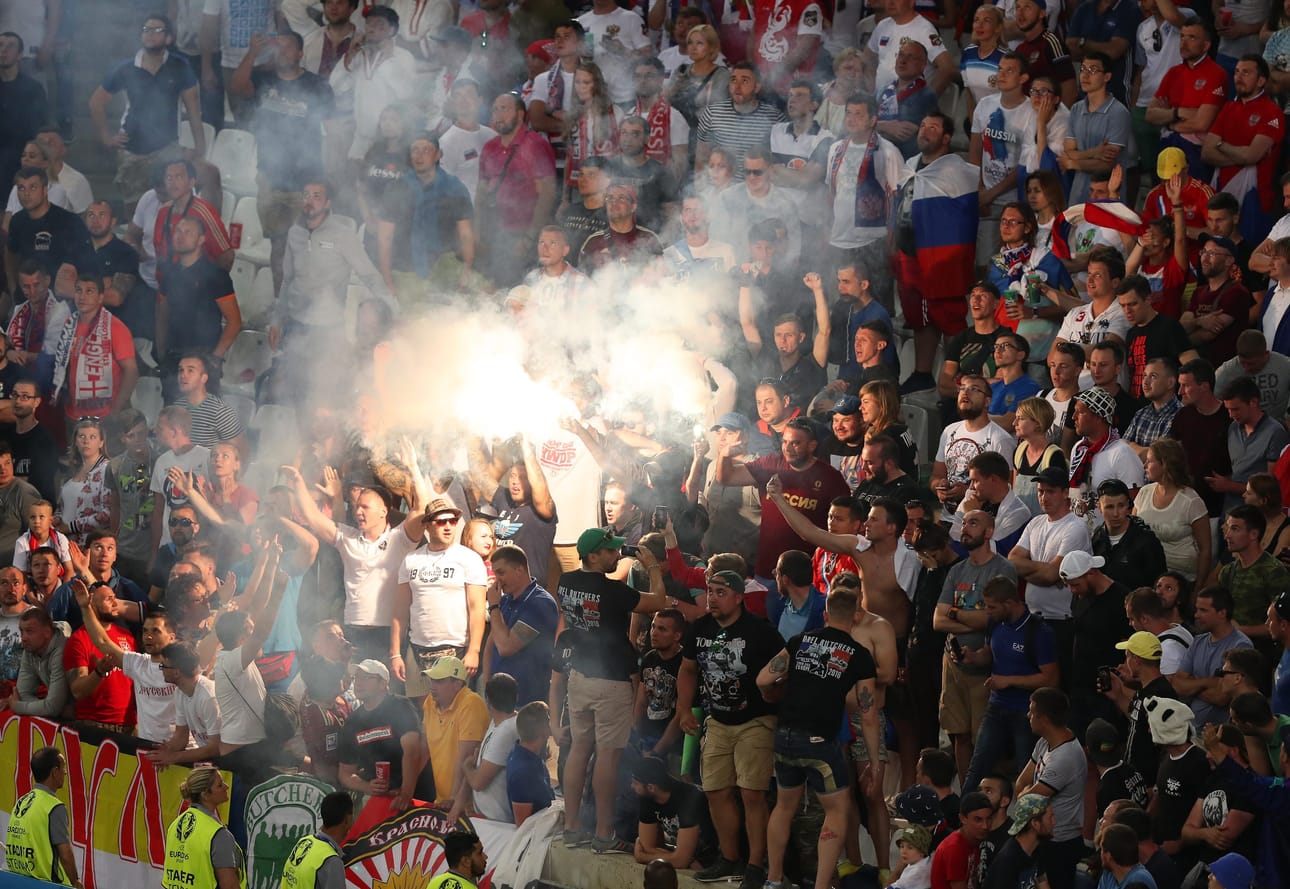 Venäläisfanit sytyttivät soihtuja katsomossa Englanti-ottelun aikana Marseillessa viime lauantaina.