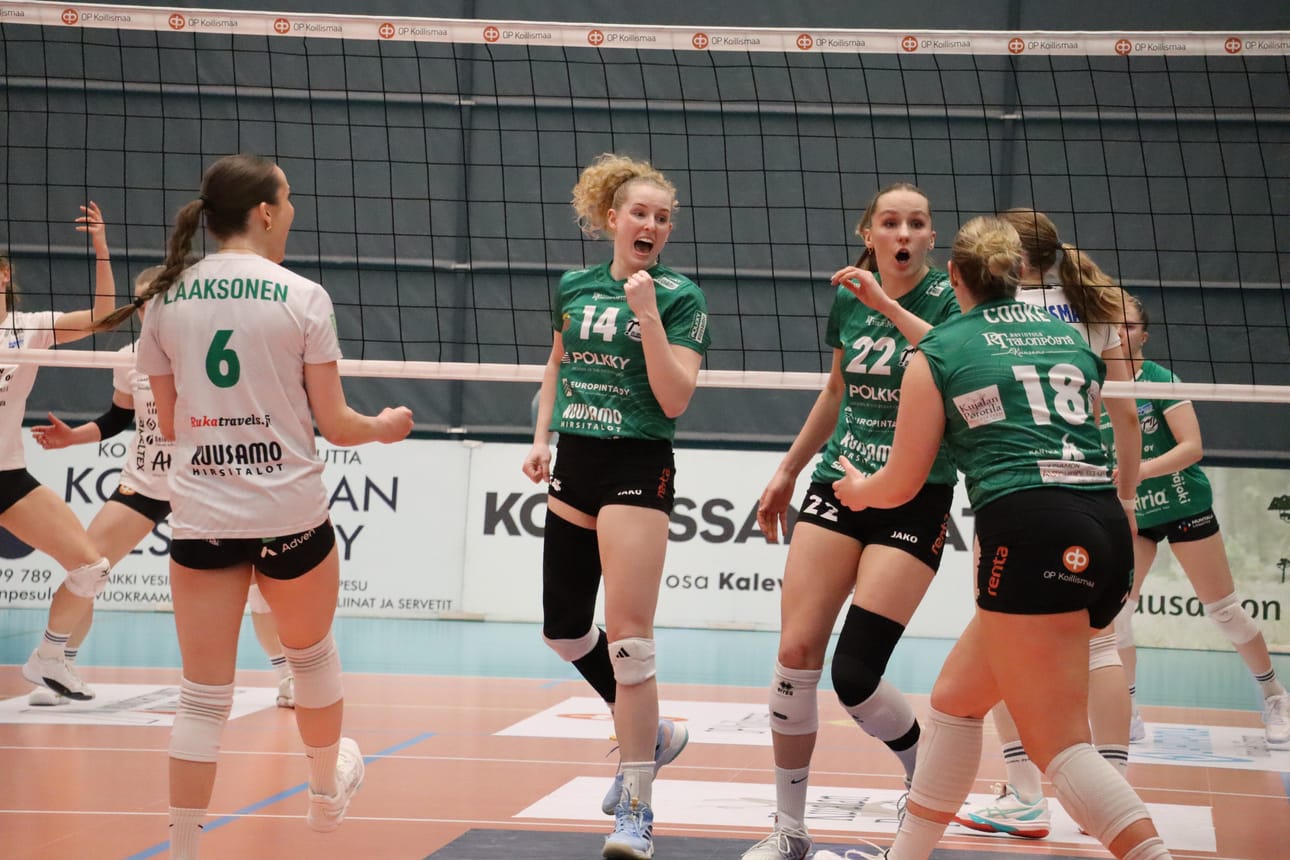 Pölkky Kuusamo pelaa lentopallon Mestaruusliigan mitaleista tänäkin keväänä. Keskiviikkona joukkue kukisti JymyVolleyn puolivälierissä kolmatta kertaa. Kuva on viime lauantaina Kuusamossa pelatusta toisesta välieräottelusta.