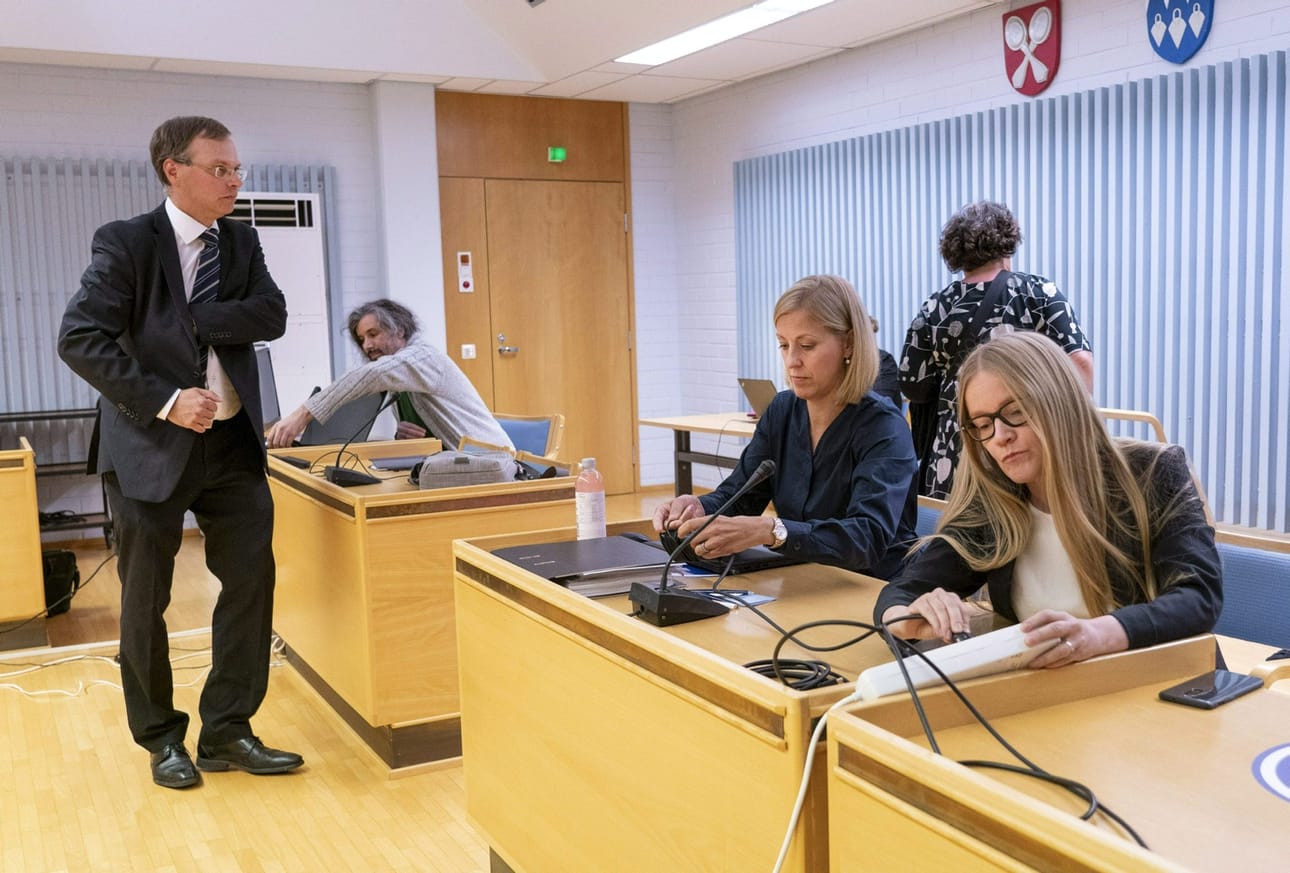 Oikeussalit ovat tulleet tutuiksi vasemmalla istuvalle Junes Lokalle. Kuvassa Lokka ja toimittaja Johanna Vehkoo (oik.) sekä hänen asianajajansa Martina Kronström valmistautuivat hovioikeuden istuntoon 26. elokuuta 2020.