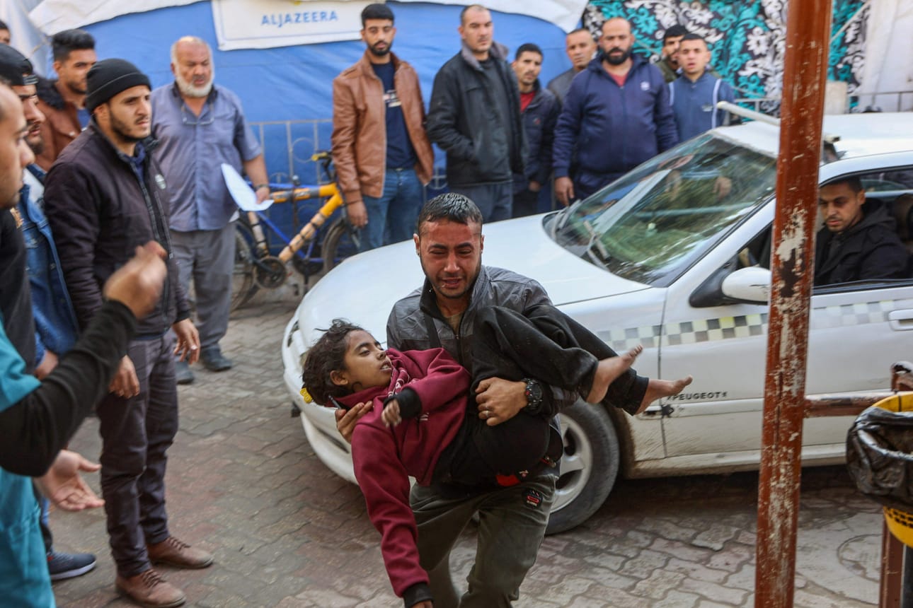 Israelin iskussa loukkaantunutta lasta kannetaan turvaan maantaina Gazassa. LEHTIKUVA/AFP