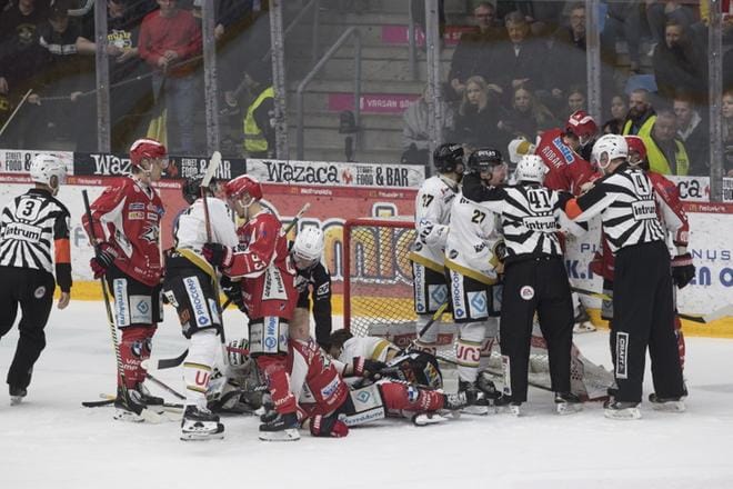 Vaasan Sportin pelaajista noin kolmasosa siirtää tulojaan urheilijarahastoon. Kaksinkertaisella pelaajabudjetilla operoivassa Oulun Kärpissä heitä lienee enemmän. KUVA: MINNA ANTILA