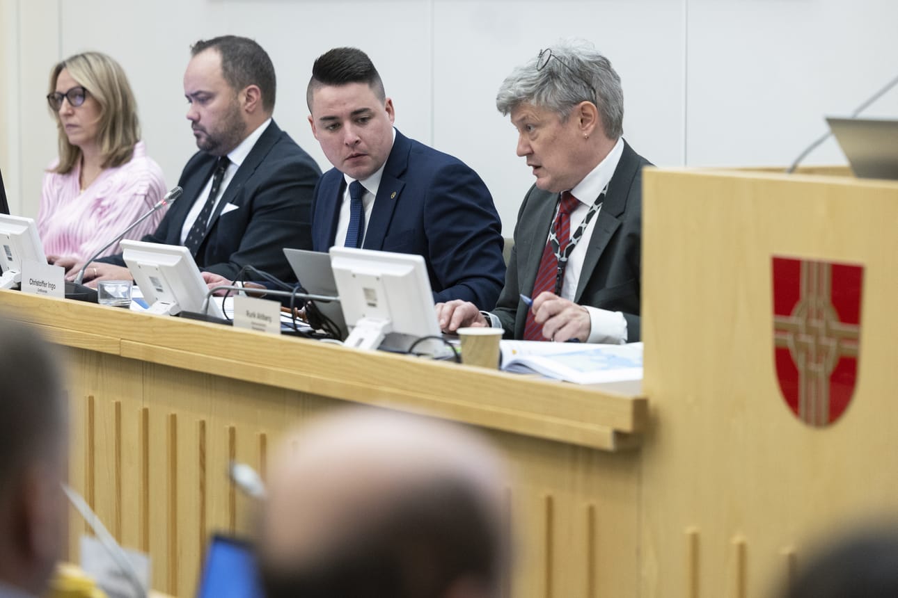 Mustasaaren kunnanvaltuuston puheenjohtaja Christoffer Ingo (r.) johti 7,5 tuntia kestäneen budjettikokouksen. Hänen vieressään istuu kunnanjohtaja Rurik Ahlberg (oik.).