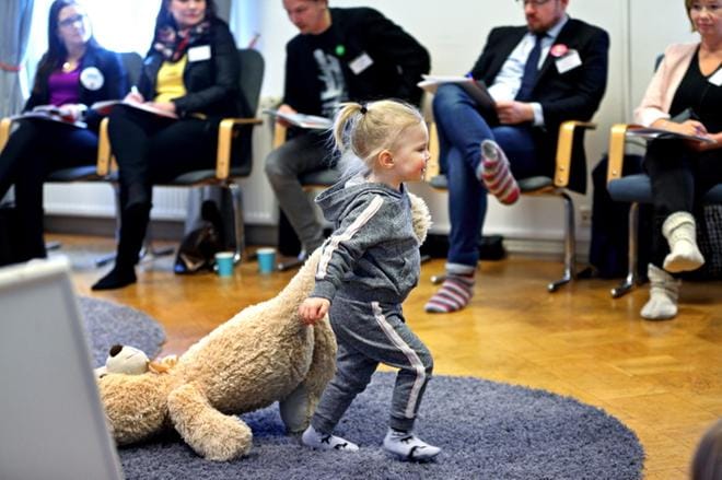 Kaksivuotias Linnea Kohtala halusi nostaa vaalipaneelin areenalle erityisesti (pehmeät) suurpedot. Keskustelun keskiössä pysyivät kuitenkin lapsiperheiden ajankohtaiset asiat. KUVAT: KARI LÖFHJELM