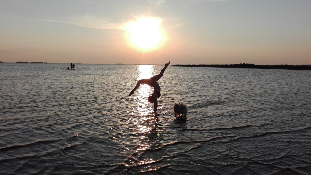 Oulun Nallikarissa on illallakin taiteiltu helteessä.