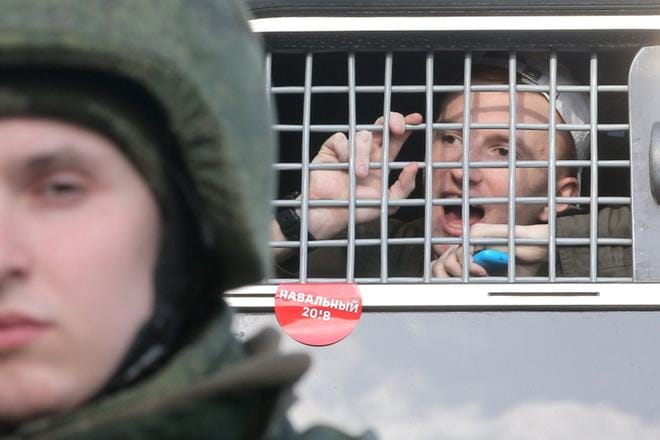 Onko sana pamppua vahvempi? Mellakkapoliisit veivät vankilaan yli tuhat korruptiota vastustanutta mielenosoittajaa Moskovassa viime viikonloppuna. Oppositiojohtaja Aleksei Navalnyin kannattaja huutaa poliisin bussista ristikon takaa. Presidentti Vladimir Putin hallitsee toistaiseksi maansa mediaa ja julkista kielenkäyttöä.