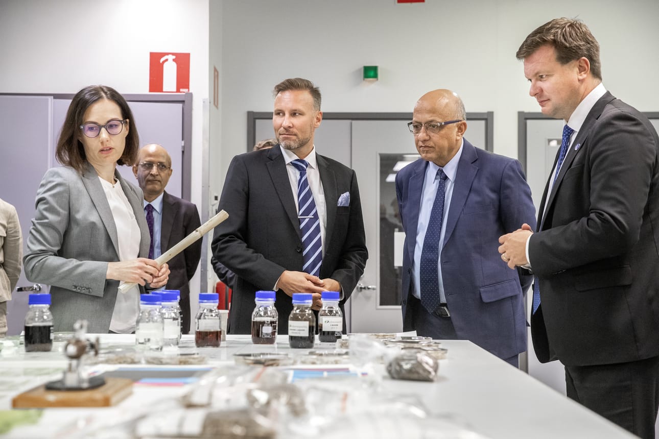 Chempoliksen tutkimusjohtaja Päivi Rousu (vas.) kertoi yhtiön tuotteista ja raaka-aineista. Selostusta kuuntelivat Chempoliksen toimitusjohtaja Tomi Honkala, Numaligarh Refinery Limitedin toimitusjohtaja S. K. Barua ja kehitysyhteistyö- ja ulkomaankauppaministeri Ville Skinnari (sd.).