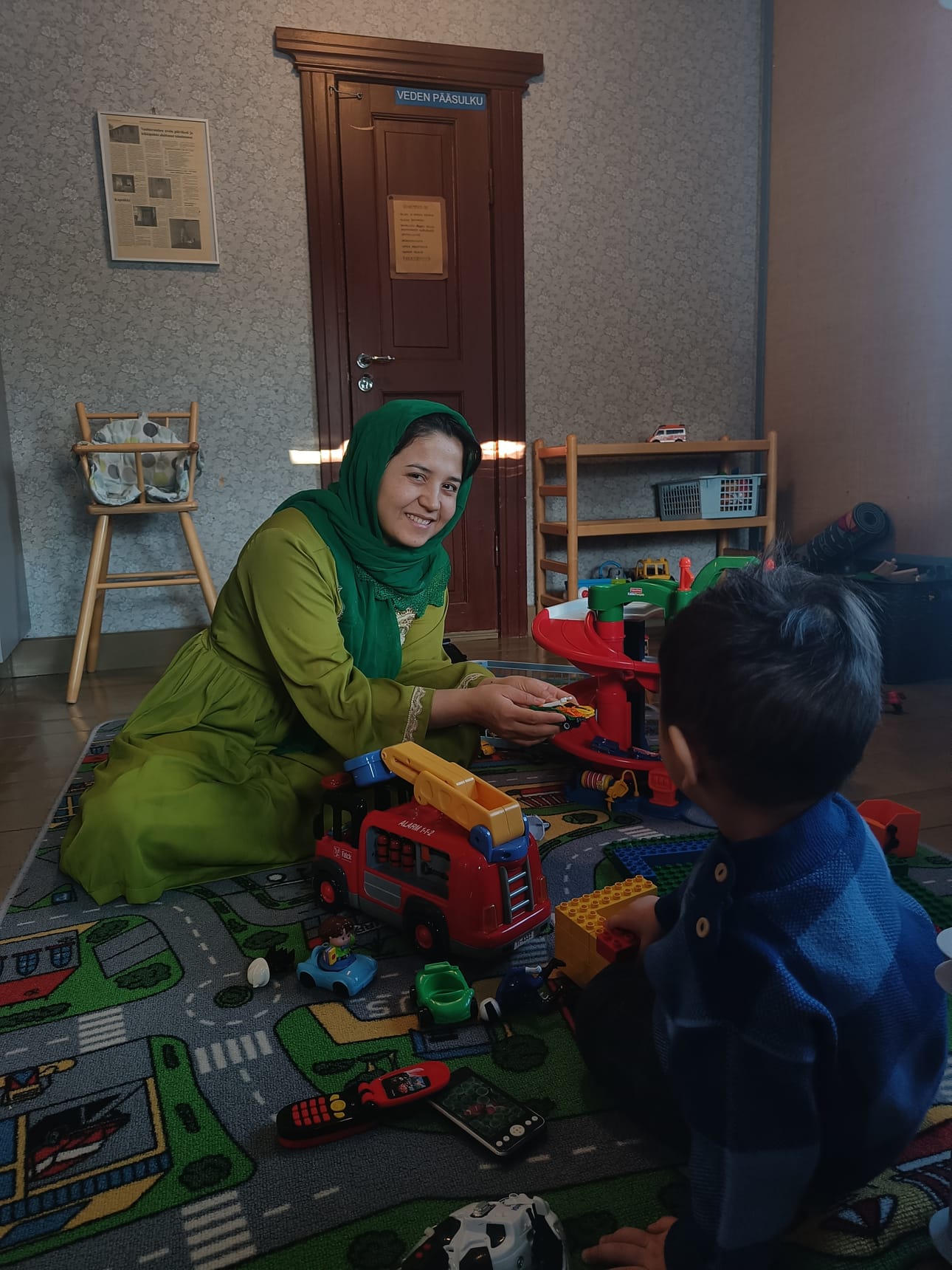 Sakina Rahimi käy Ilia Rahimin kanssa avoimessa päiväkodissa, sillä se antaa valmiuksia tavalliseen päiväkotiin.