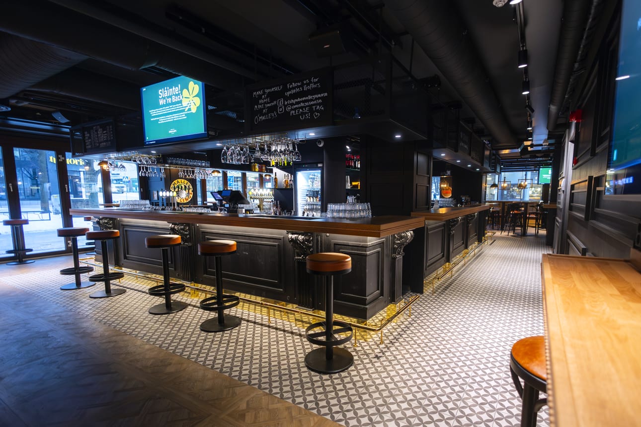 Irish Pub O'Malley's on tunnettu suuresta, ympäri kierrettävästä baaritiskistään. Se sijaitsee keskellä pubia.