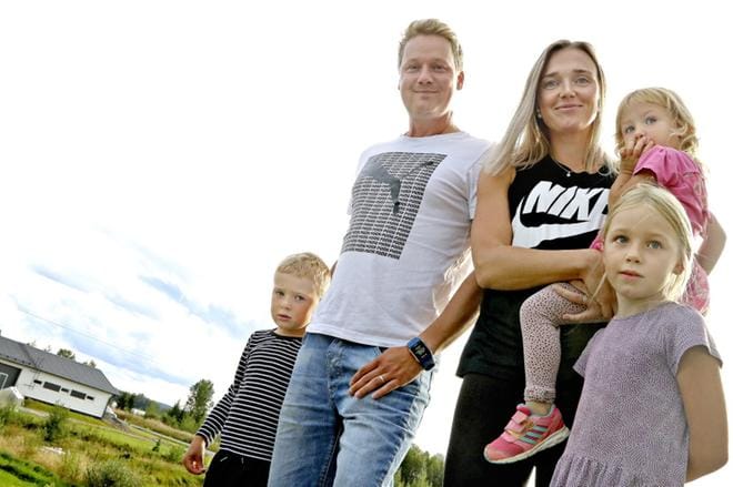 Marko ja Marita Viinikaisen esikoinen Minea, 6, aloitti juuri esikoulun. Perässä seuraavat poika Manu, 4, ja kuopus Matilda, 2. KUVA: SARIANNE TEKONIEMI