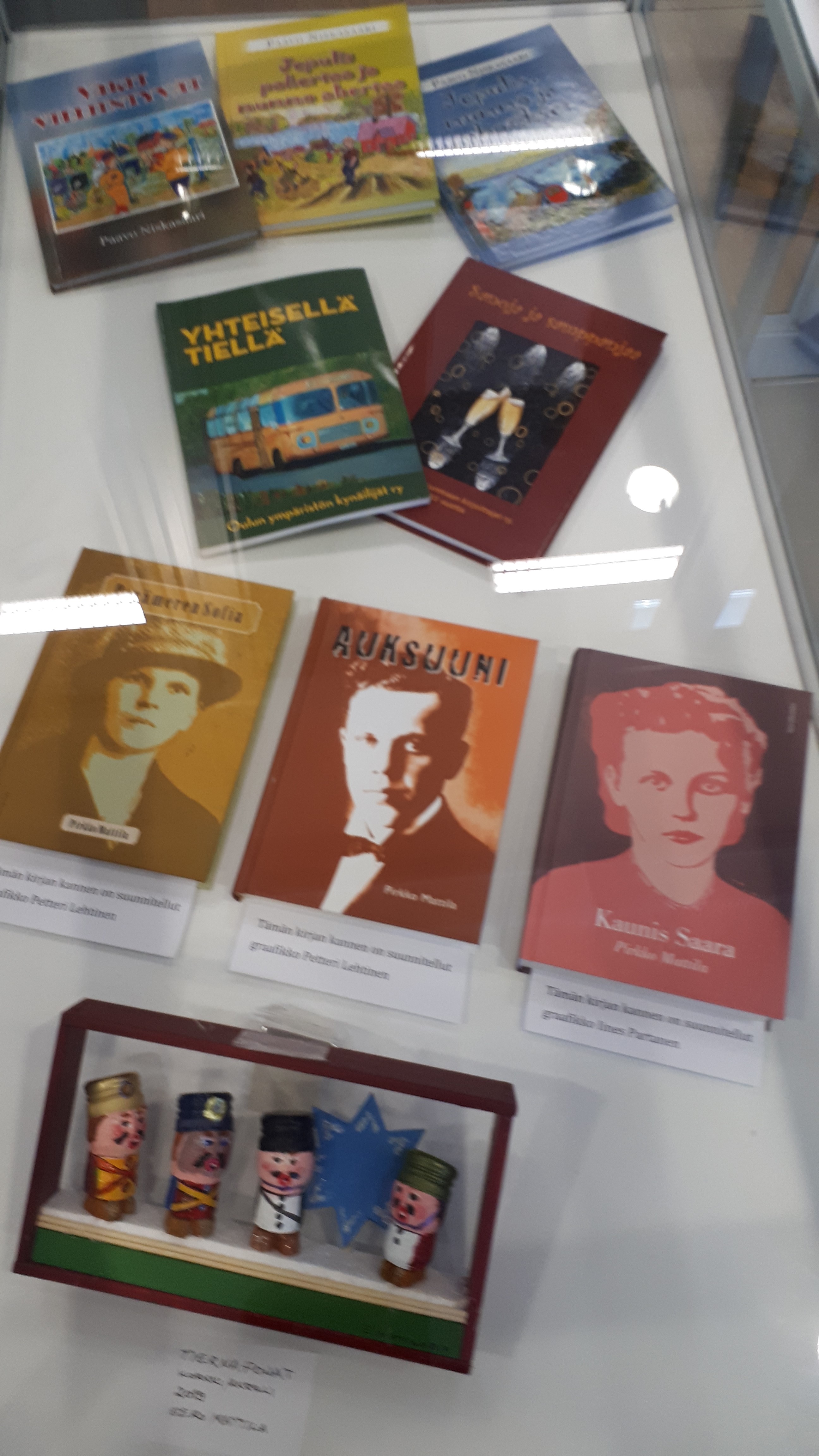 Kynäilijöiden teoksia.