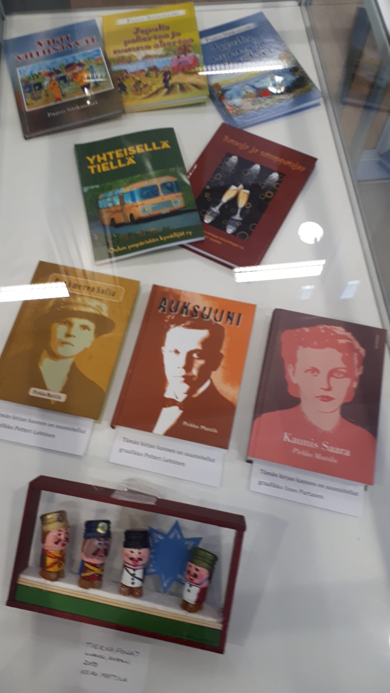 Kynäilijöiden teoksia.