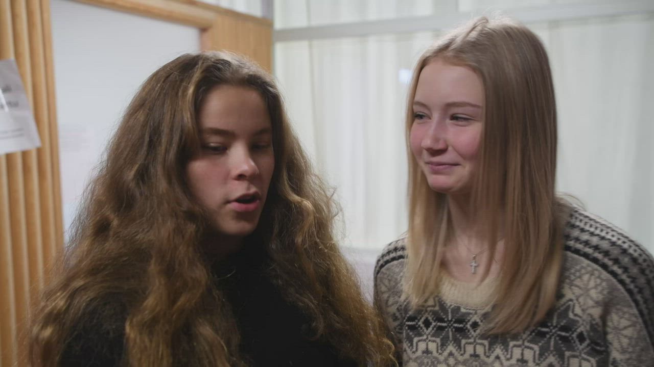 Rukan koulun yhdeksäsluokkalaisten Pinja Aatsingin ja Milja Sarajärven tunnelmia ottelun toisella erätauolla.