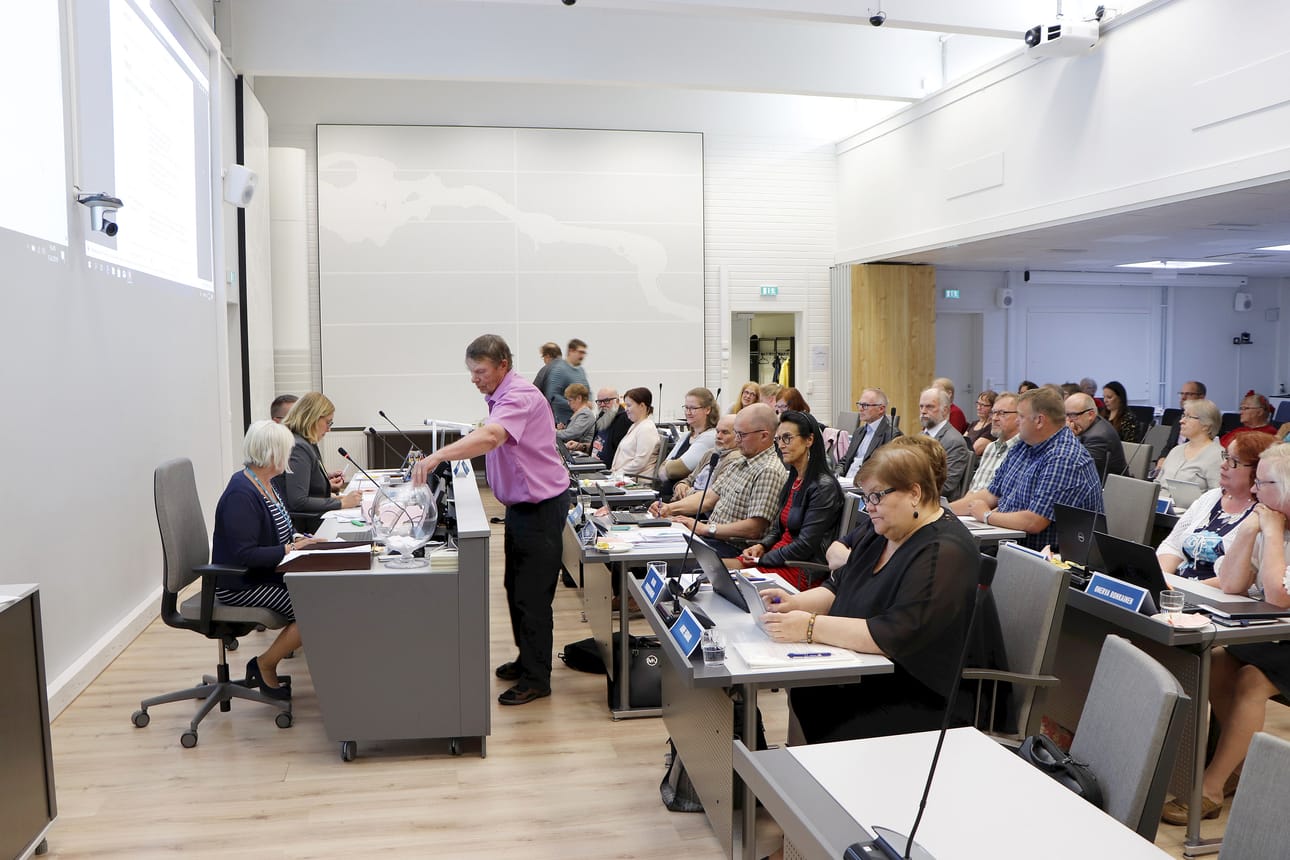 Talouden tarkastelun lisäksi kaupunginvaltuuston kokouksessa äänestettiin tarkastuslautakunnan jäsenistä. Äänestämässä vasemmiston Paavo Tihinen, joka esitti tehtävään kokoomuksen Aune Ekdahlia (edessä).