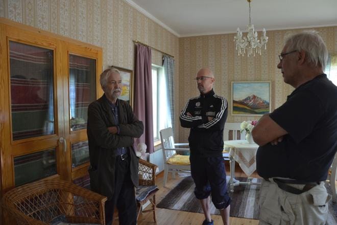 Salin tapetin kuvio on peräisin Korsnäsin pappilasta. Panu Kaila kertoi Päämajan korjausurakasta Ylihärmän Reserviläisten Mika Mäelle ja Erkki Kalliolle. KUVA: OUTI RANTALA