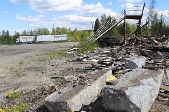 Alavuden seurantalo paloi vuosi sitten, toukokuun viimeisen päivän iltana. Hiljattain yrittäjä Terho Riiho on tarjonnut tonttia Alavuden kaupungille ostettavaksi. KUVA: REIJO HEIKKILÄ