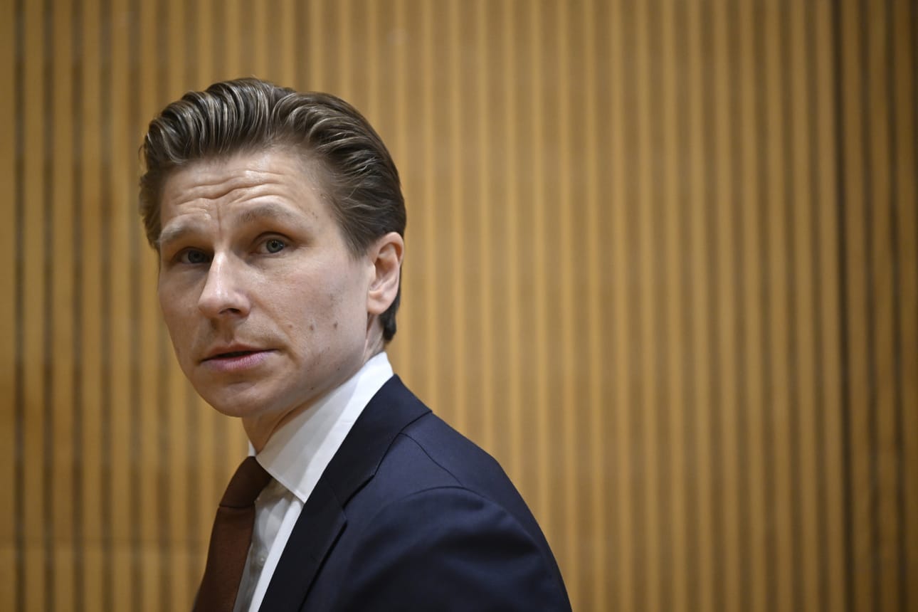 Puolustusministeri Antti Häkkänen (kok.) patistaa kuntia, hyvinvointialueita ja yrityksiä tekemään omat varautumissuunnitelmansa.