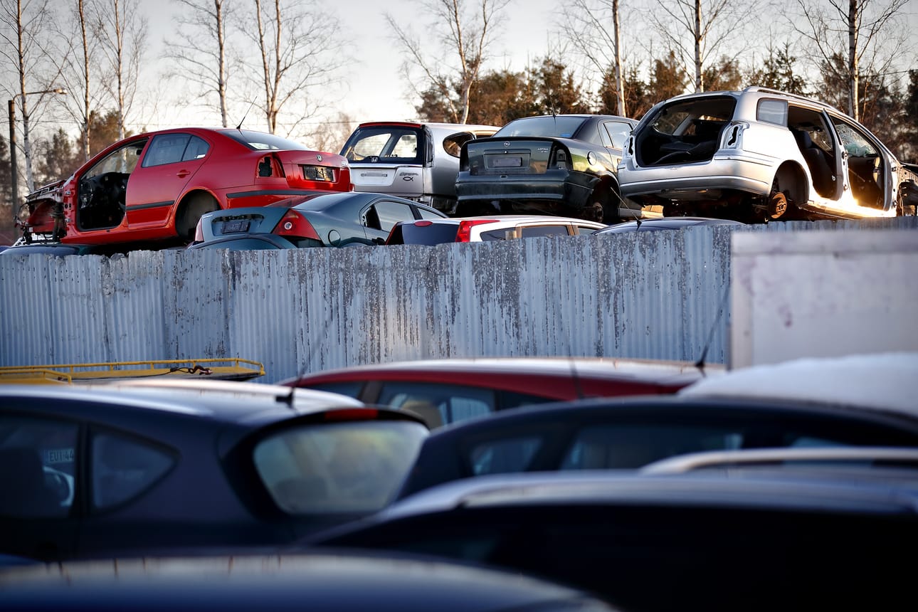 Tiensä päähän tulleita entisiä menopelejä Seinäjoen Autopurkaamolla.