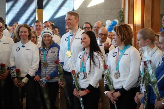 Olympiajoukkue saapui Helsinki-Vantaan lentoasemalle maanantai-iltapäivänä. Eturivissä mitalistit Enni Rukajärvi, Iivo Niskanen, Krista Pärmäkoski ja Minnamari Tuominen. KUVA: Arttu Laitala