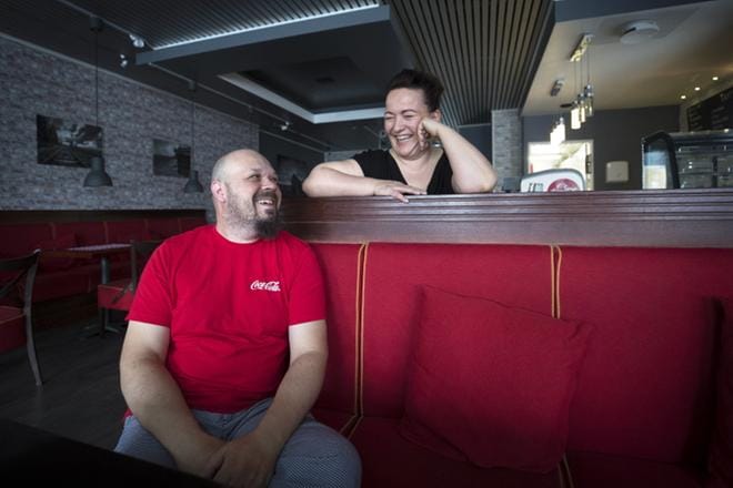 Raija ja Mika Asuintupa avasivat vuosien tauon jälkeen Pizza-Centerin Seinäjoelle. Sopiva paikka löytyi vielä myllerryksessä olevasta keskustasta, ja remonttia on tehty myös ravintolan sisällä. Uusittu ruokailusali on ollut sekä asiakkaiden että yrittäjien mieleen. KUVA: MARIA MÄKI