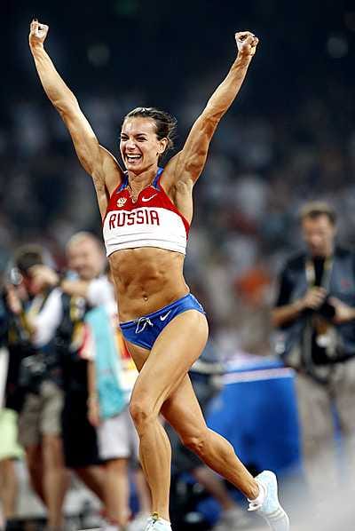 Jelena Isinbajeva juhli Pekingin olympialaisissa voittoa ja maailmanennätystä.