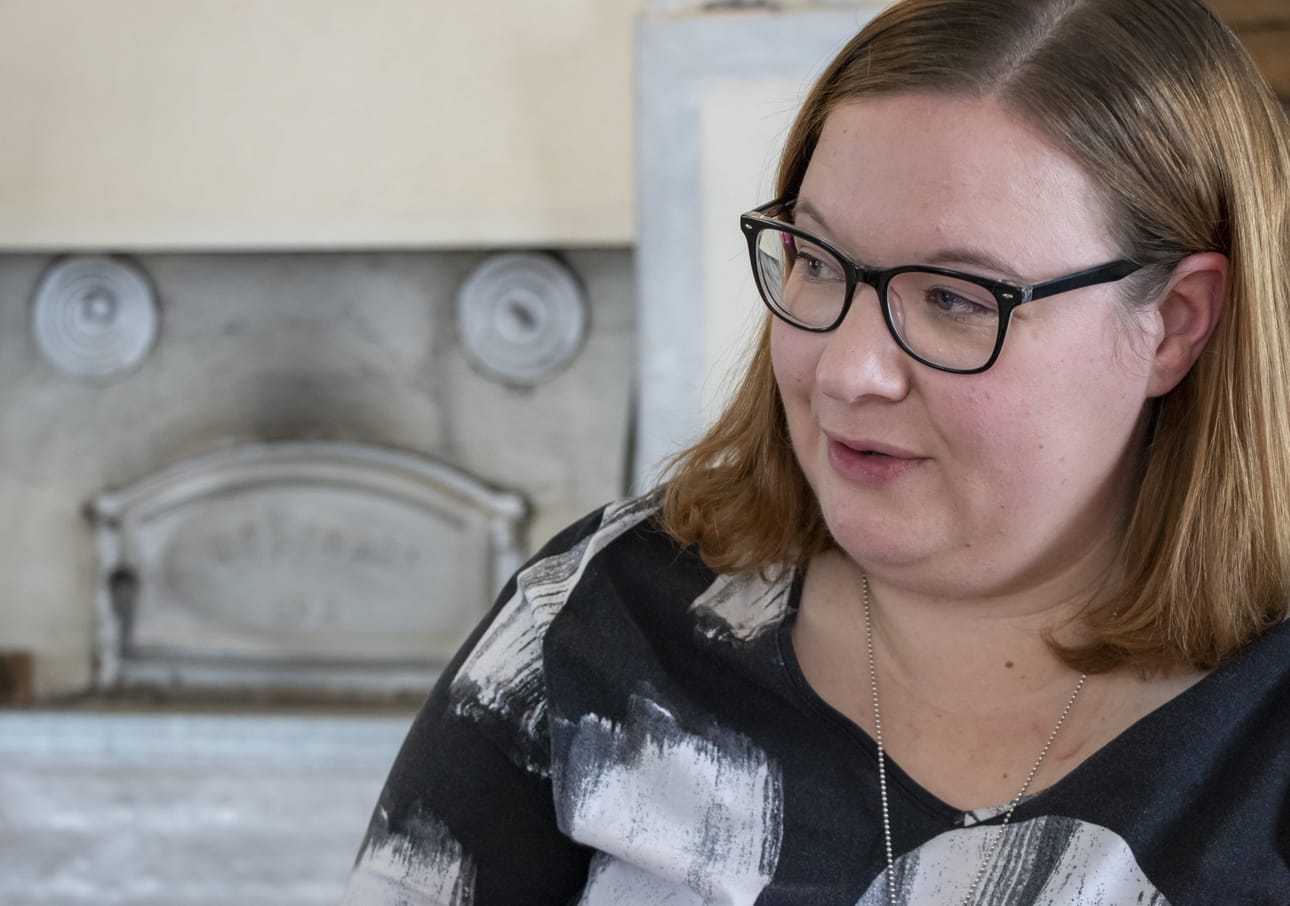 Runossaan Suvi Ylitalo miettii vanhan talon edellisiä asukkaita.
