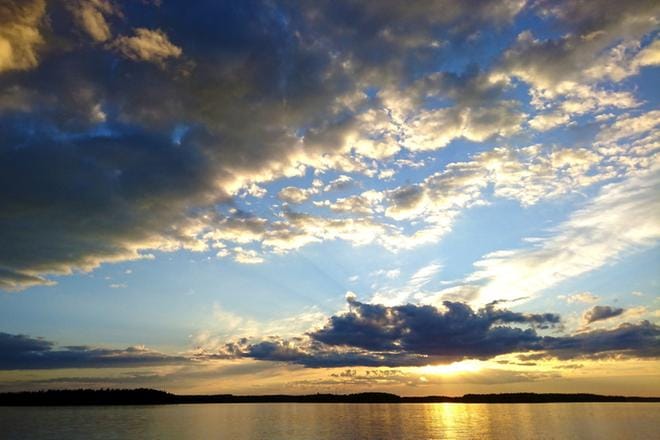 Sinilevän esiintyminen saattaa olla oikullista. Kuluneen kesän esiintymissä oli tutkijan mukaan samaa mystisyyttä kuin kesällä 2010. KUVAT: JARI E. HAKALA