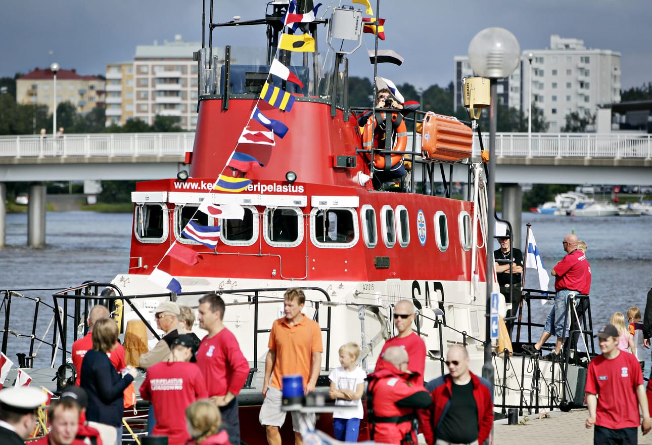 Pelastusaluksia esiteltiin Meritullin rannassa.