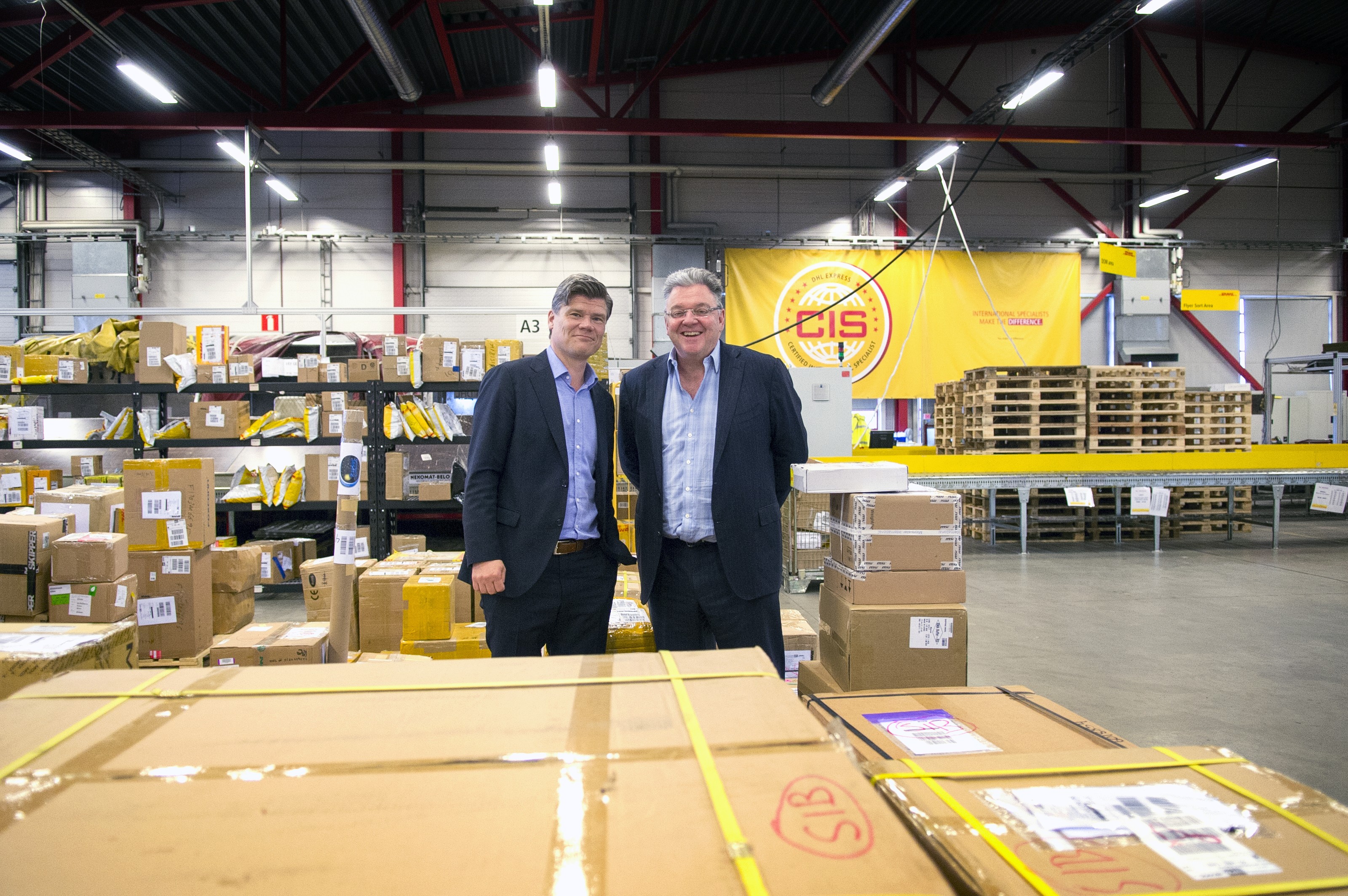 DHL Expressin Suomen-yhtiön toimitusjohtaja Peter Ervasalo (vas.) sekä liiketoimintayksikön Euroopan-johtaja John Pearson yhtiön logistiikkakeskuksessa Vantaalla.