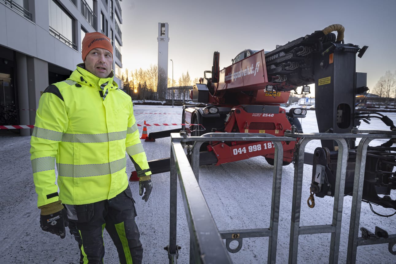 Olavi Vielman kurottaja-yrityksellä riittää töitä Hannes-myrskyn jälkien korjaamisessa.