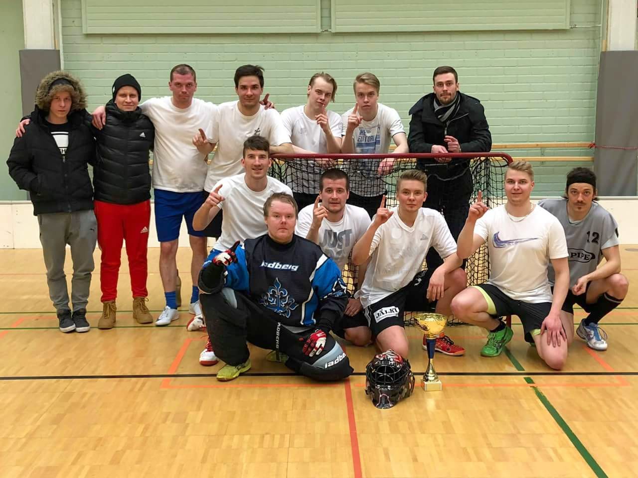 Saravon Pekka juhli jälleen kerran salibandyturnauksen voittoa.