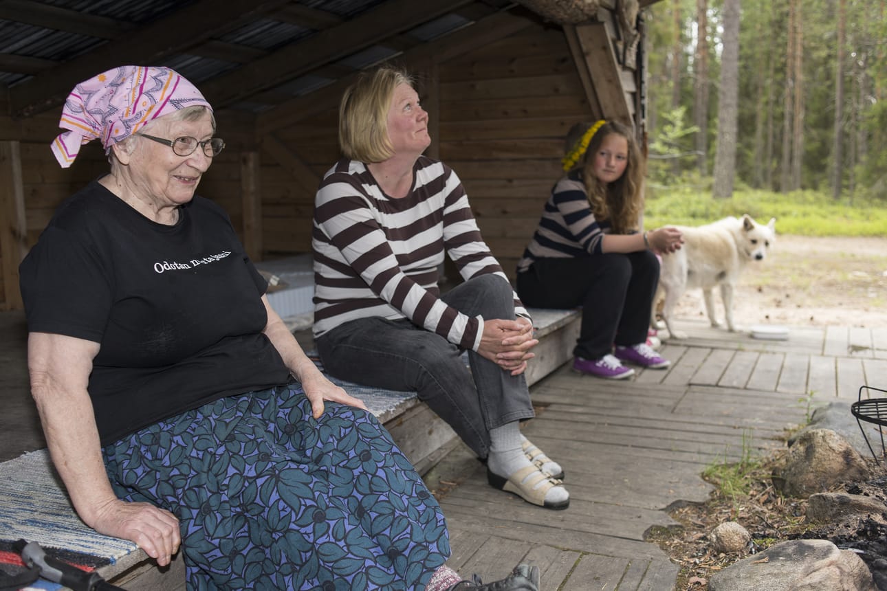 Ebba Ahonen (vas.) ja Arja Kilpivaara ovat Käylän voimanaisia. Kuvassa myös Iida-Sofia Rontti. Arkistokuva.