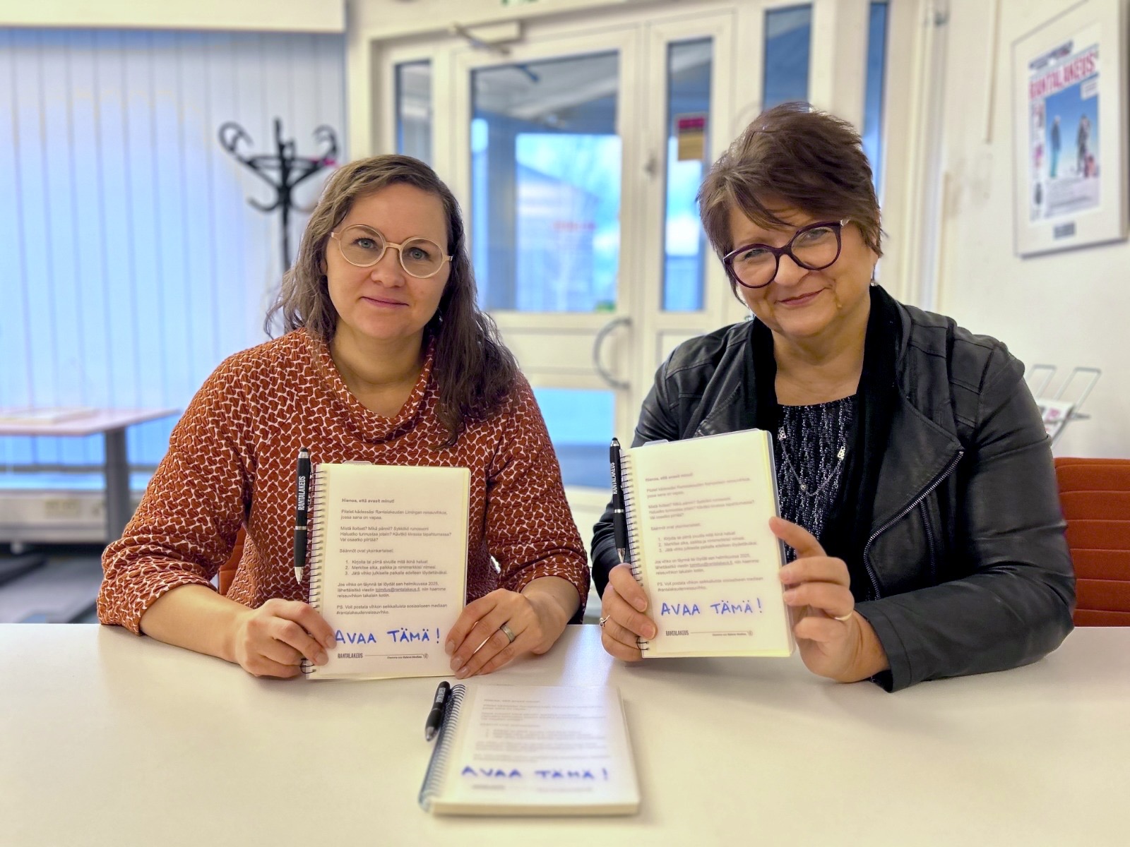 Rantalakeuden reissuvihkot matkaan – jos näet vihkon julkisella paikalla, kirjoita siihen