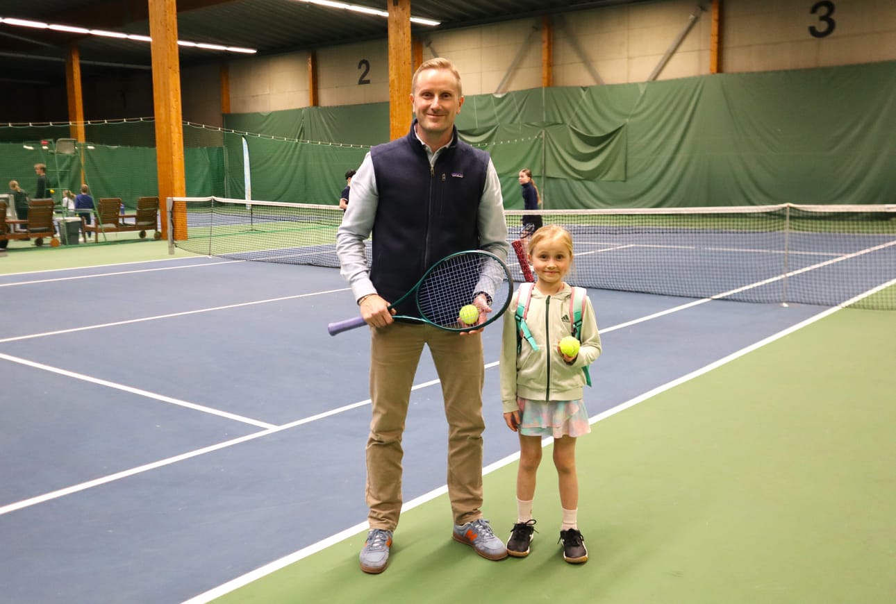 Sami ja Matilda Vähämaa harrastavat hekin tennistä molemmat, isä vapaavuoroilla ja tytär lasten opetusryhmässä.