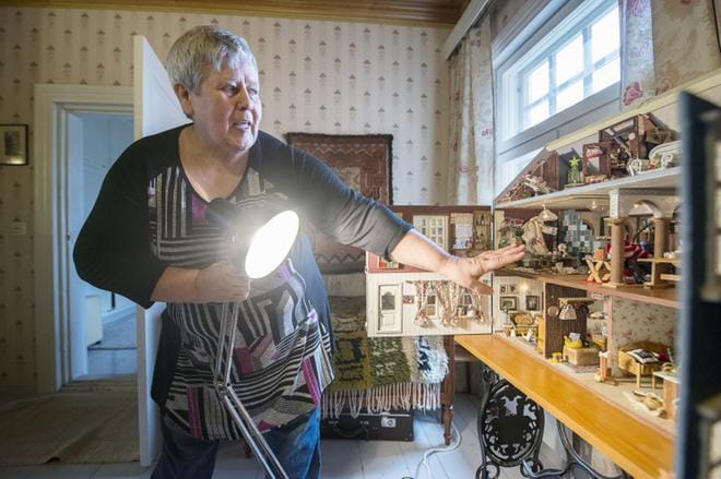 Leena Hannukkalan Taiteilijan talossa on paljon nähtävää ja iso osa kestää päivänvaloa. Kodin sivusiivessä on hieman valokeilaa väistävä Honolulu. KUVA: Esko Tuovinen
