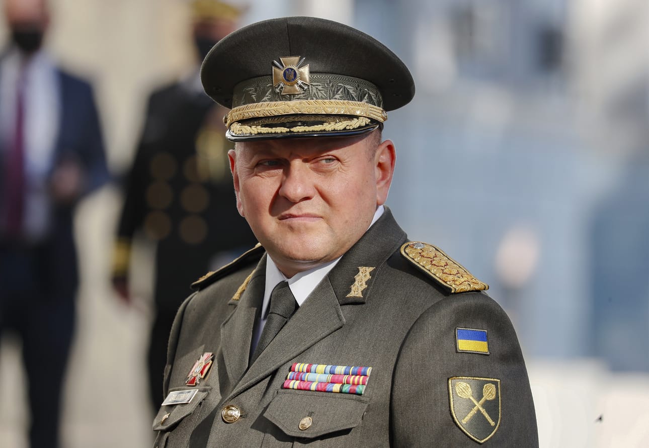 Ukrainan asevoimien komentaja Valeri Zaluzhnyi, 49, viihtyy parhaiten verryttelyasussa tai maastopuvussa. Harvinaisessa koppalakkisessa uutiskuvassa tuleva neljän tähden kenraali ja Ukrainan puolustussodan symboli odottaa Yhdysvaltojen puolustusministeriä vierailulle Kiovaan 19. lokakuuta 2021.