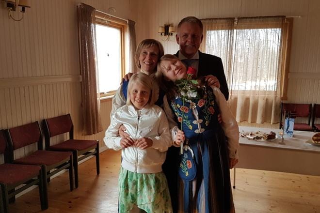 Lena Hartvigsen on itsekin äiti ja elämän suuret kysymykset kaipaavat vastauksia. Kuvassa aviopuolisto Geir ja tyttäret Adelen ja Karita. KUVA: YKSITYINEN